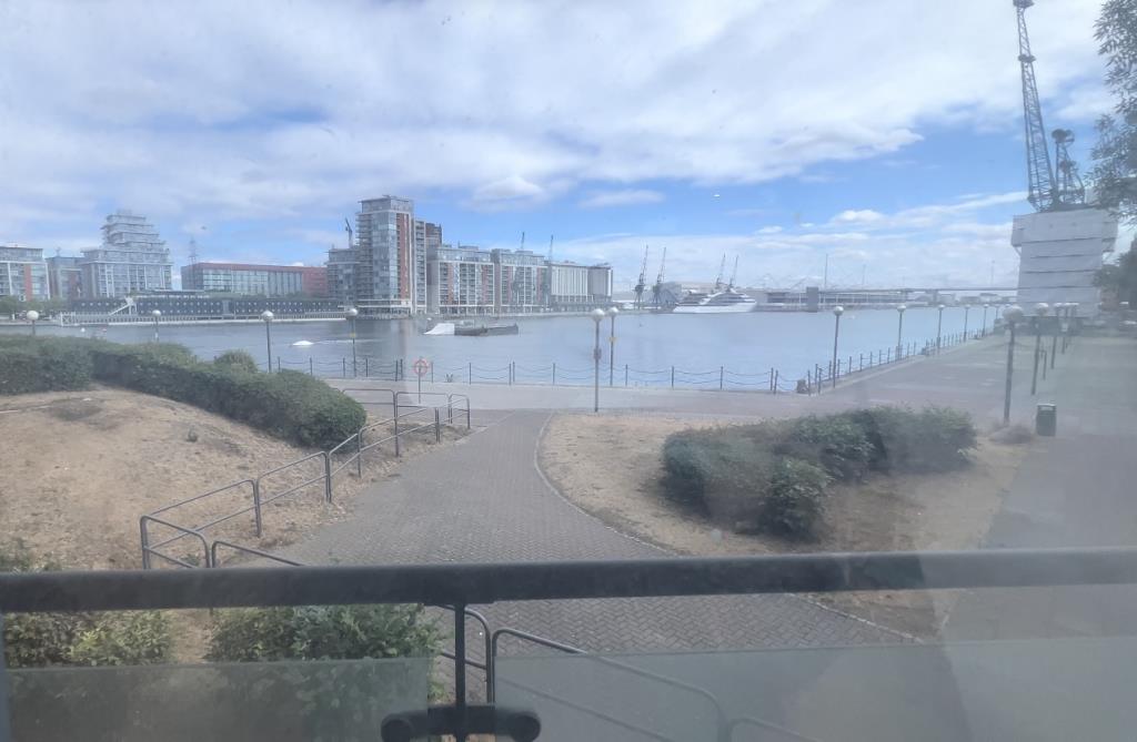 Lot: 151 - ONE-BEDROOM APARTMENT WITH WATERSIDE VIEWS - 